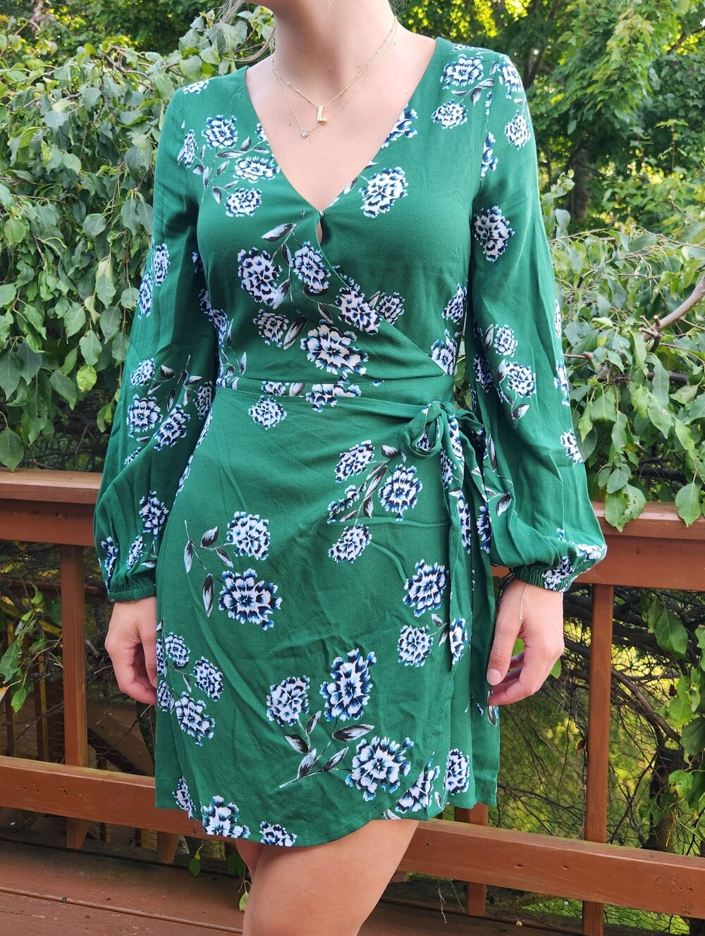 CUPCAKES & CASHMERE Green V-neck Long Sleeve Floral Wrap Dress, Size 2